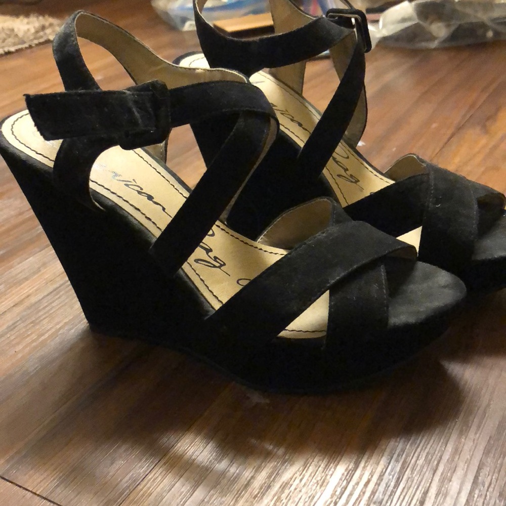 Black wedges